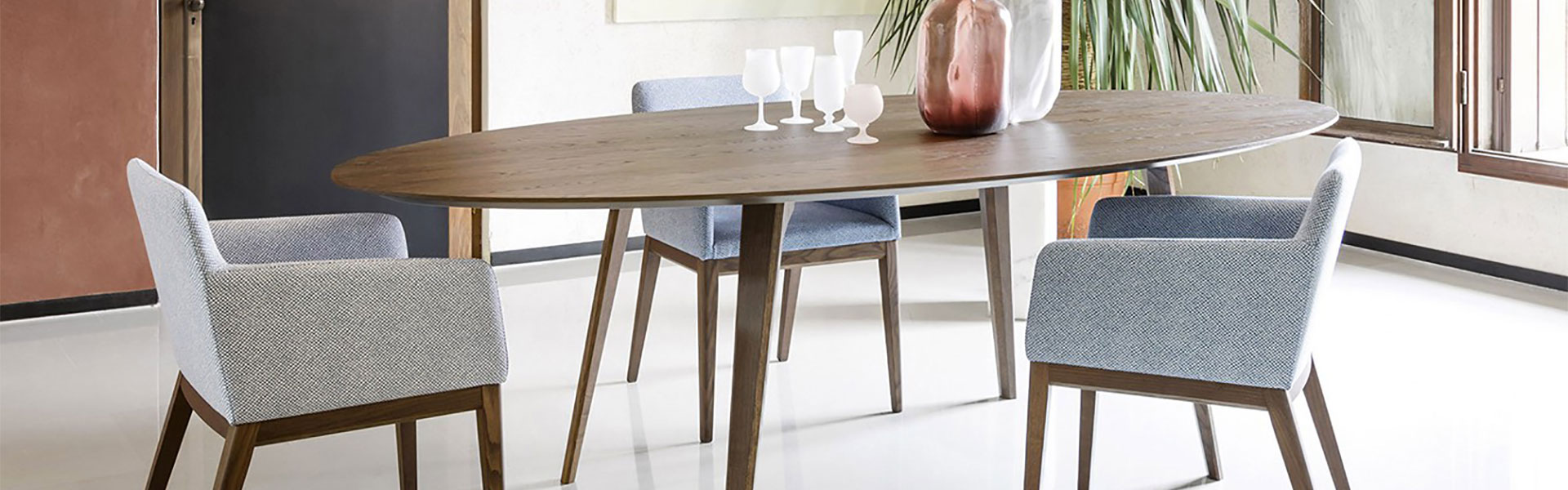 table ovale en bois avec fauteuils
